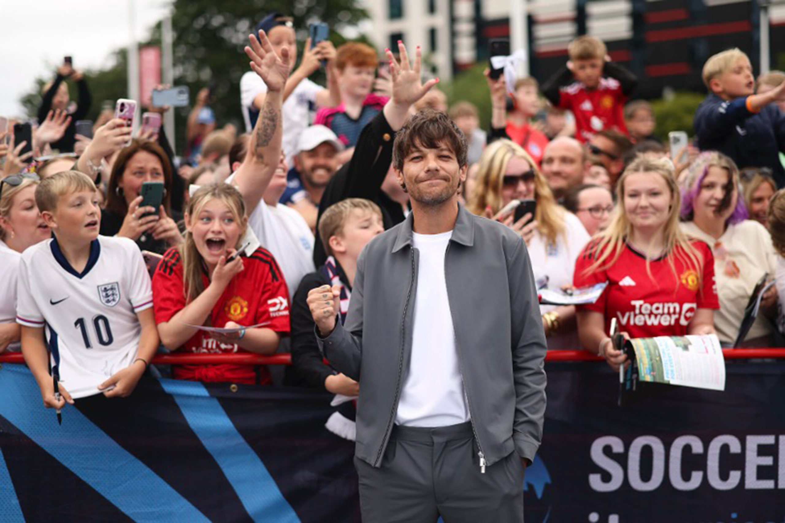 Louis Tomlinson's Soccer Aid shirt is currently leading a UNICEF charity auction with bids at over £6,000