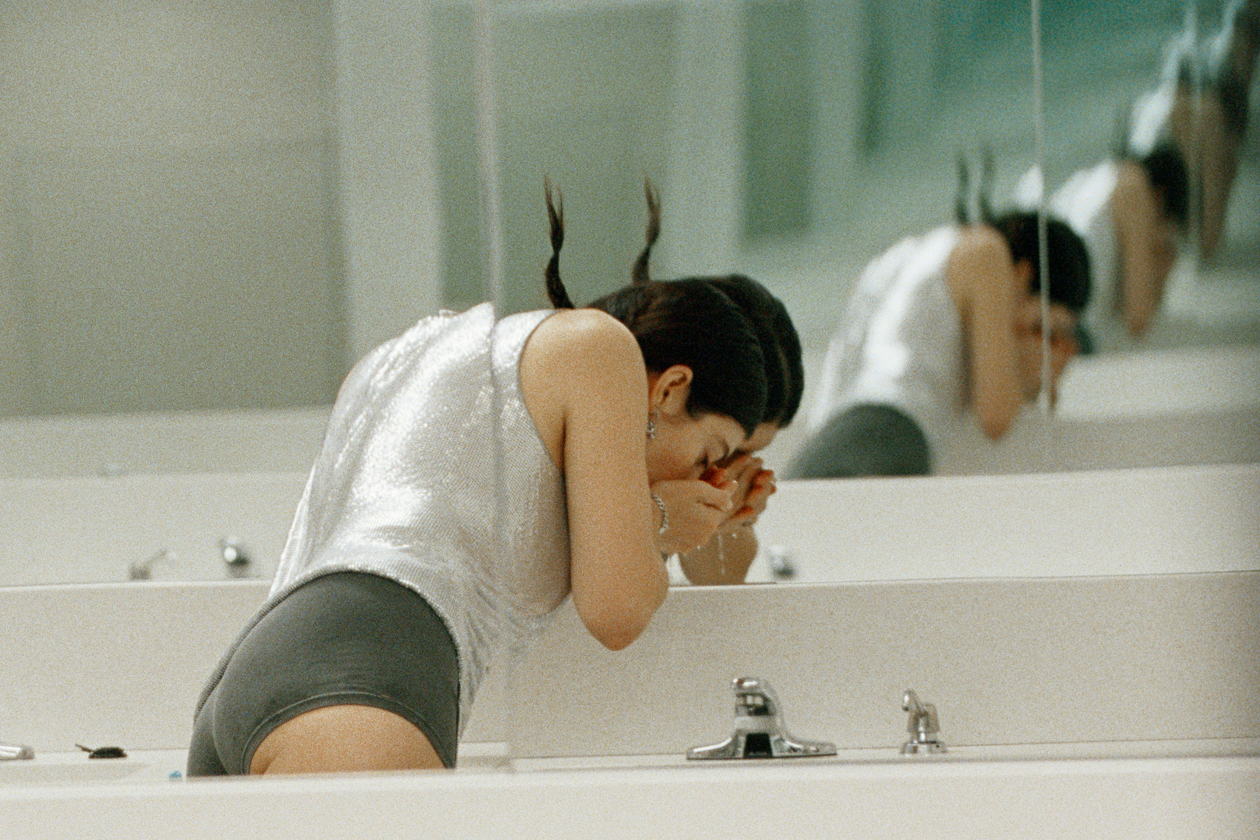 Lorde has released new video for 'Hammer', filmed on location in London