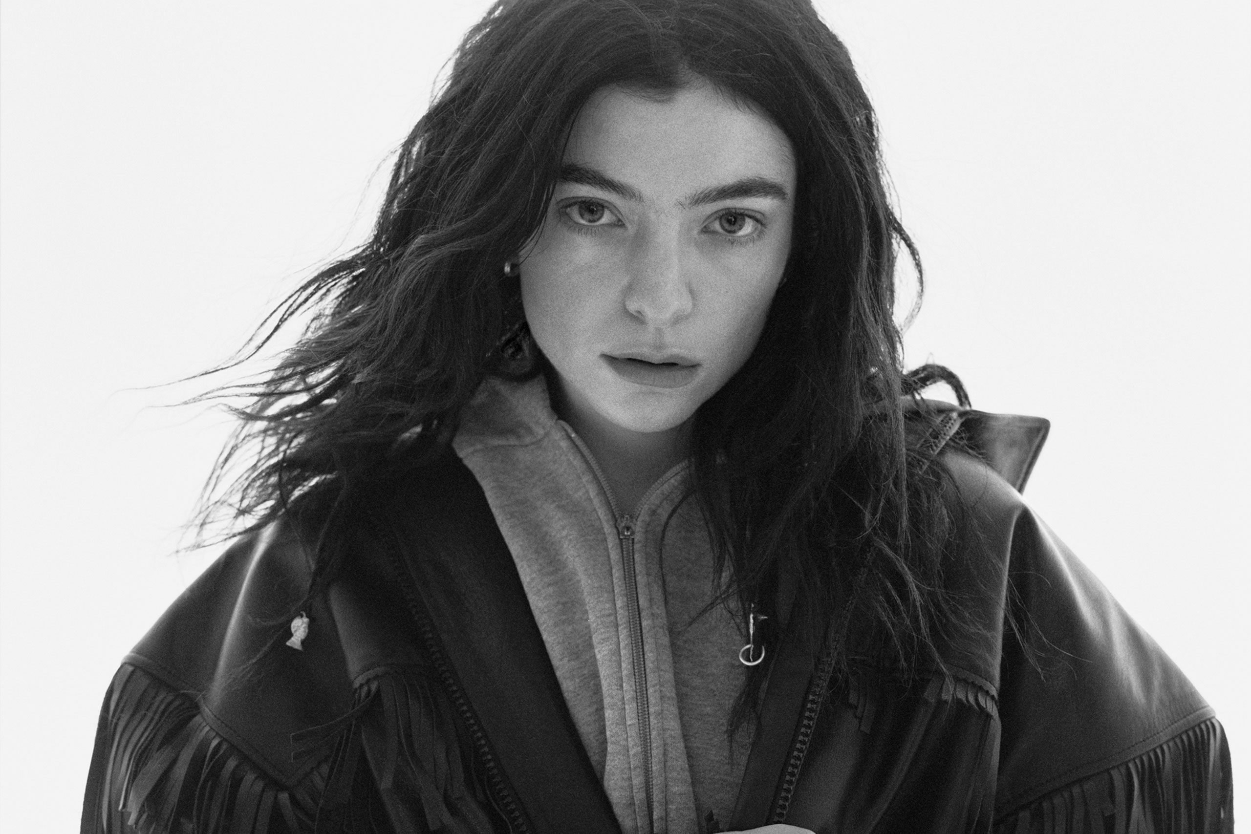 Lorde is hinting at that surprise Glastonbury performance again