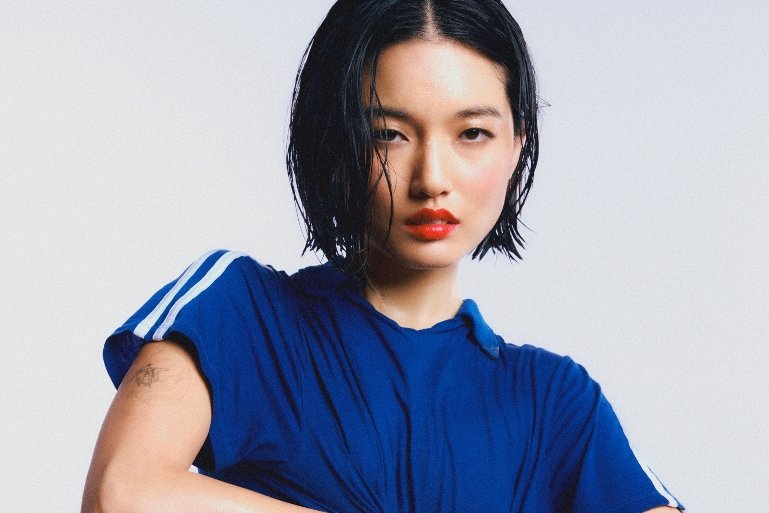 Chloe Qisha has dropped the title-track of her upcoming (spoiler alert) 5* EP, 'Modern Romance'