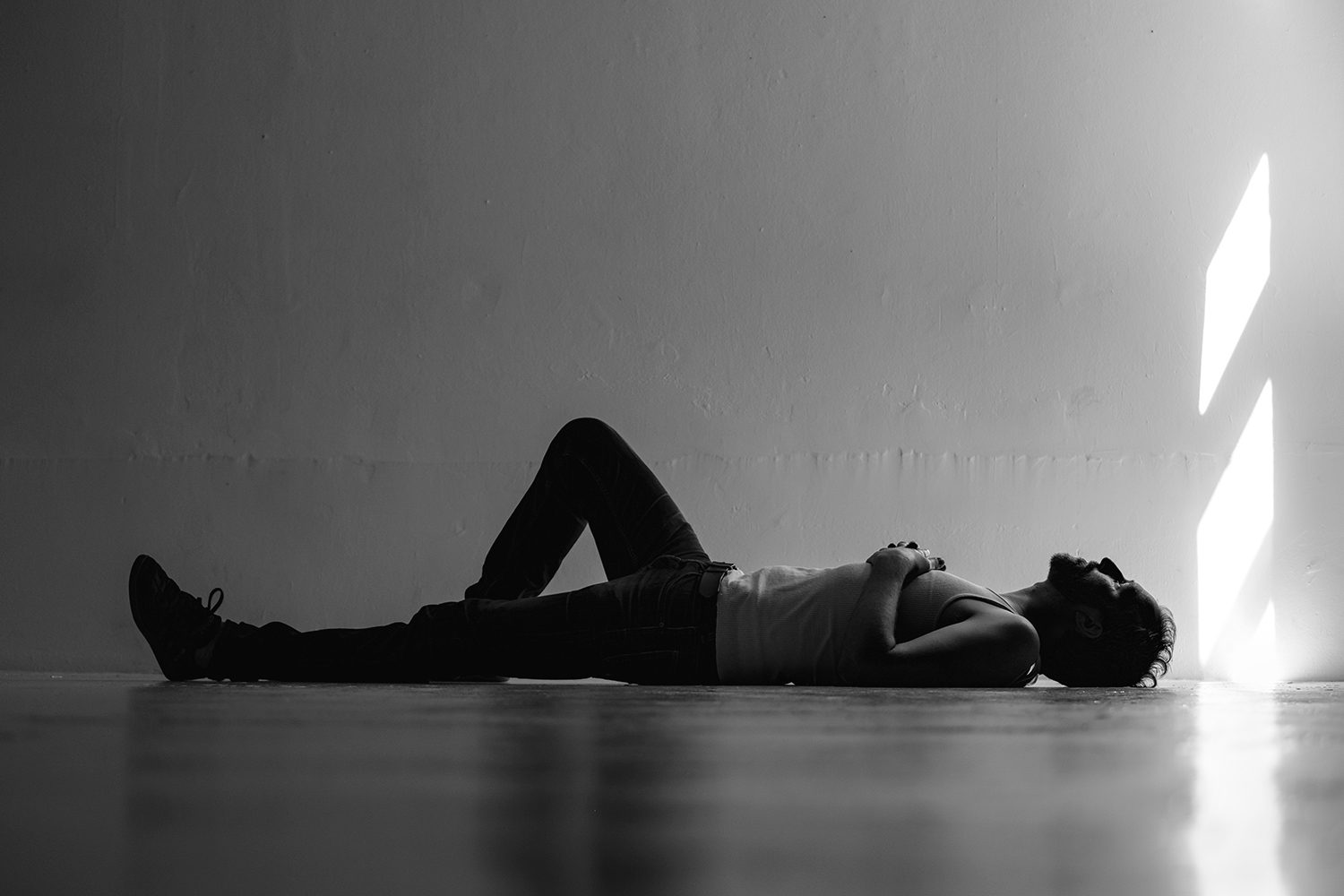 Thom Hell premieres nostalgic new video for '1985'