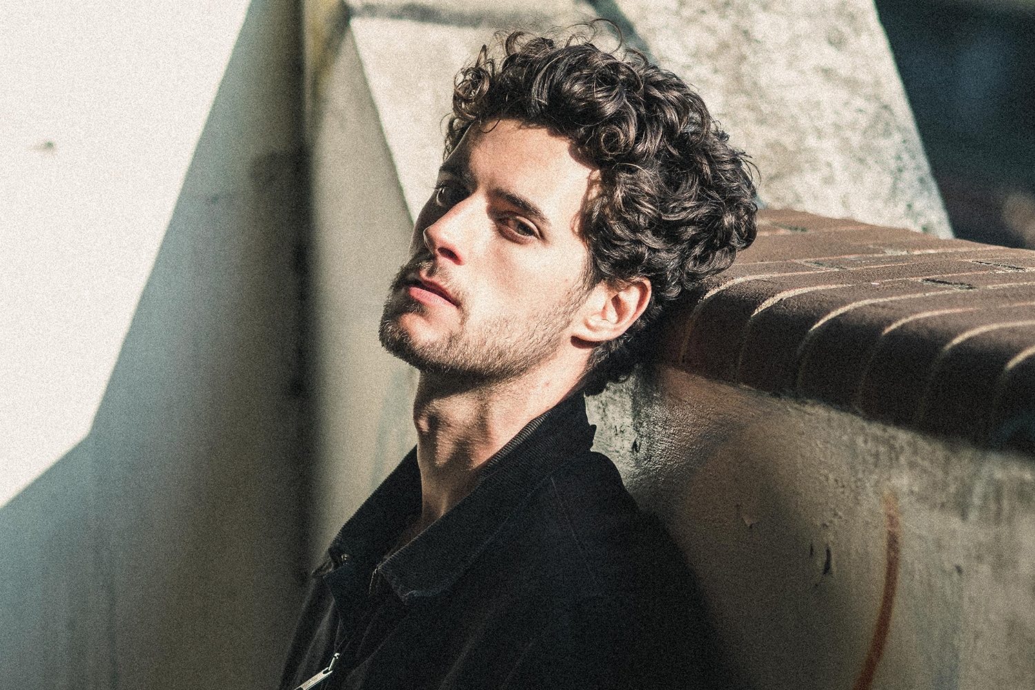 THØSS premieres new single: "'Submarine' tells a story of manipulation"