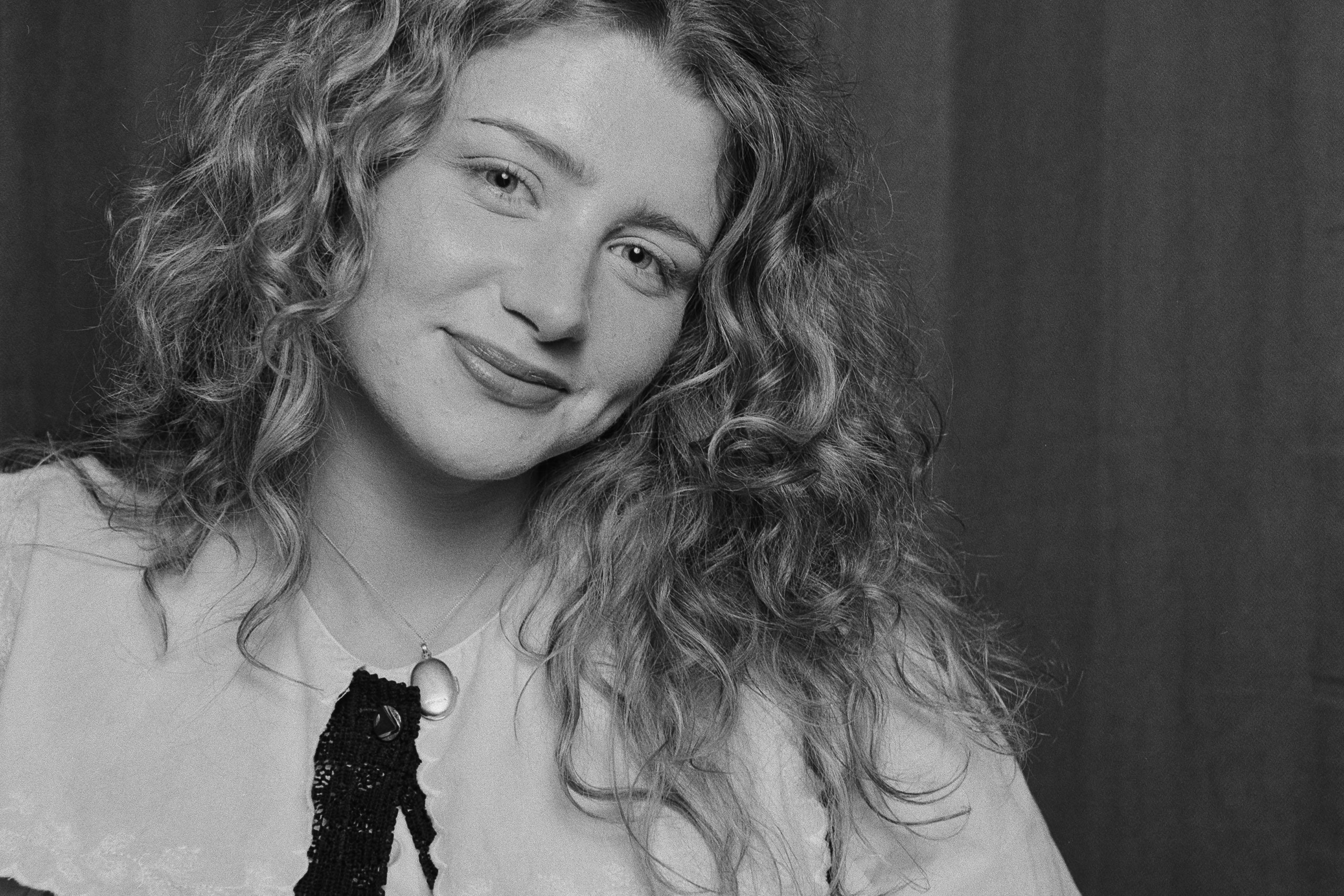 Ellur turns self-reflection into sunshine with her new single 'Yellow Light'