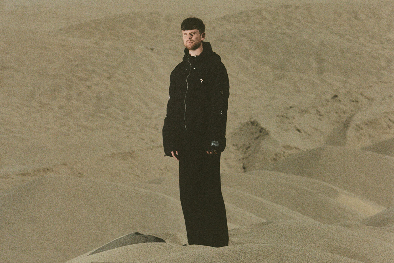 James Blake has released a new live performance video for his single 'Like The End'