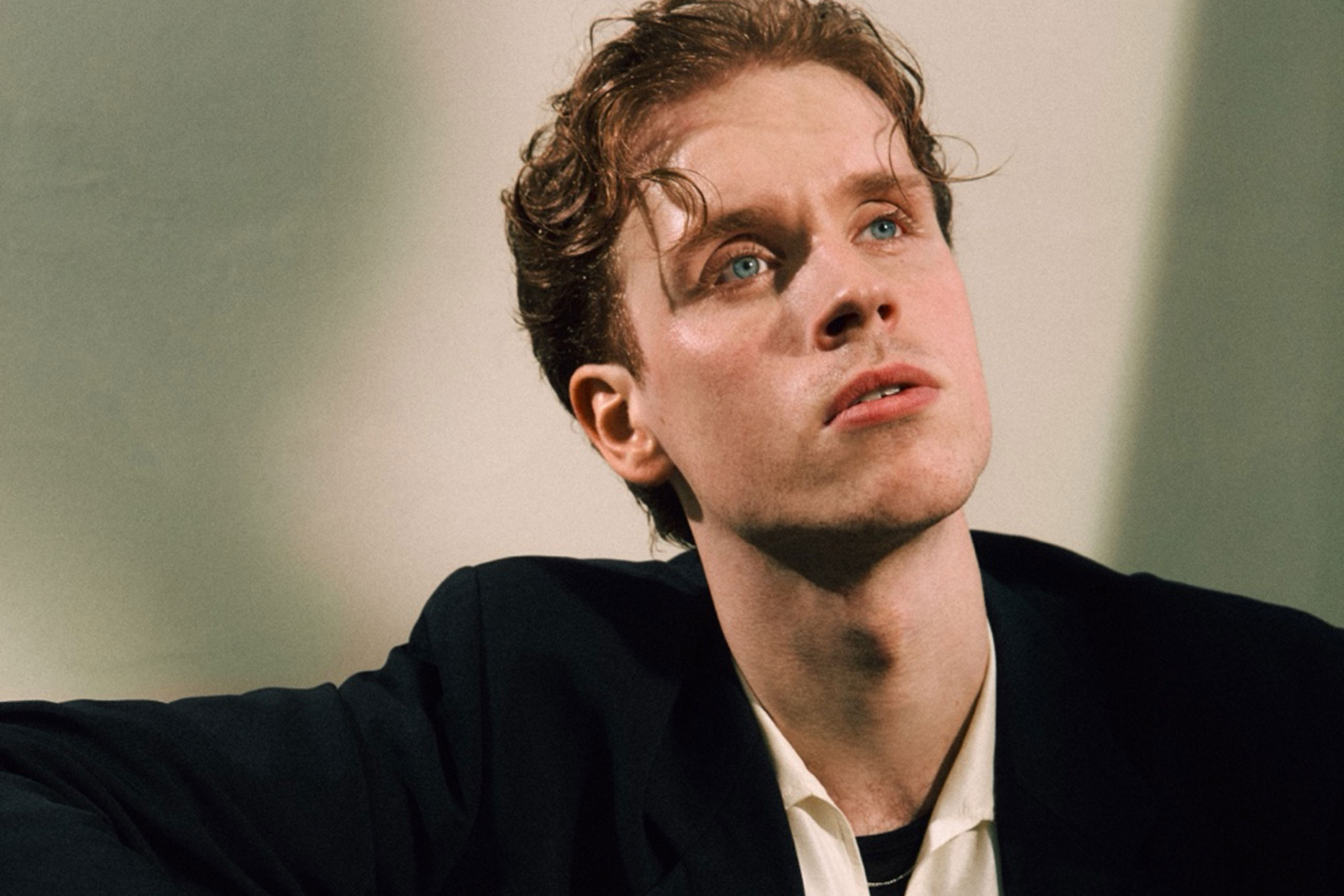 Sebastian Schub has released a stripped-back piano ballad about missed romantic opportunities