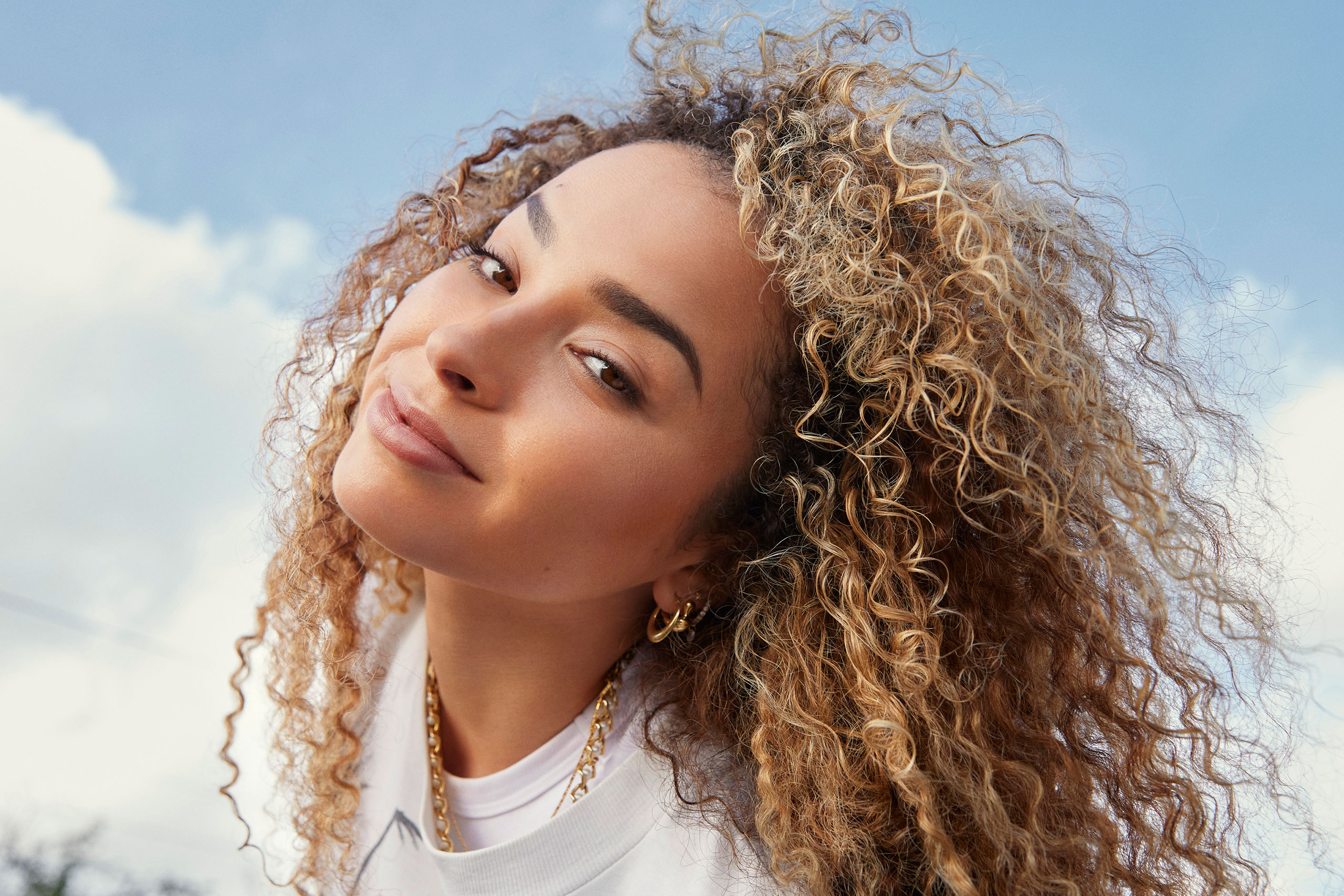 Ella Eyre has shared her new summer love song 'Domino szn', written in just one day