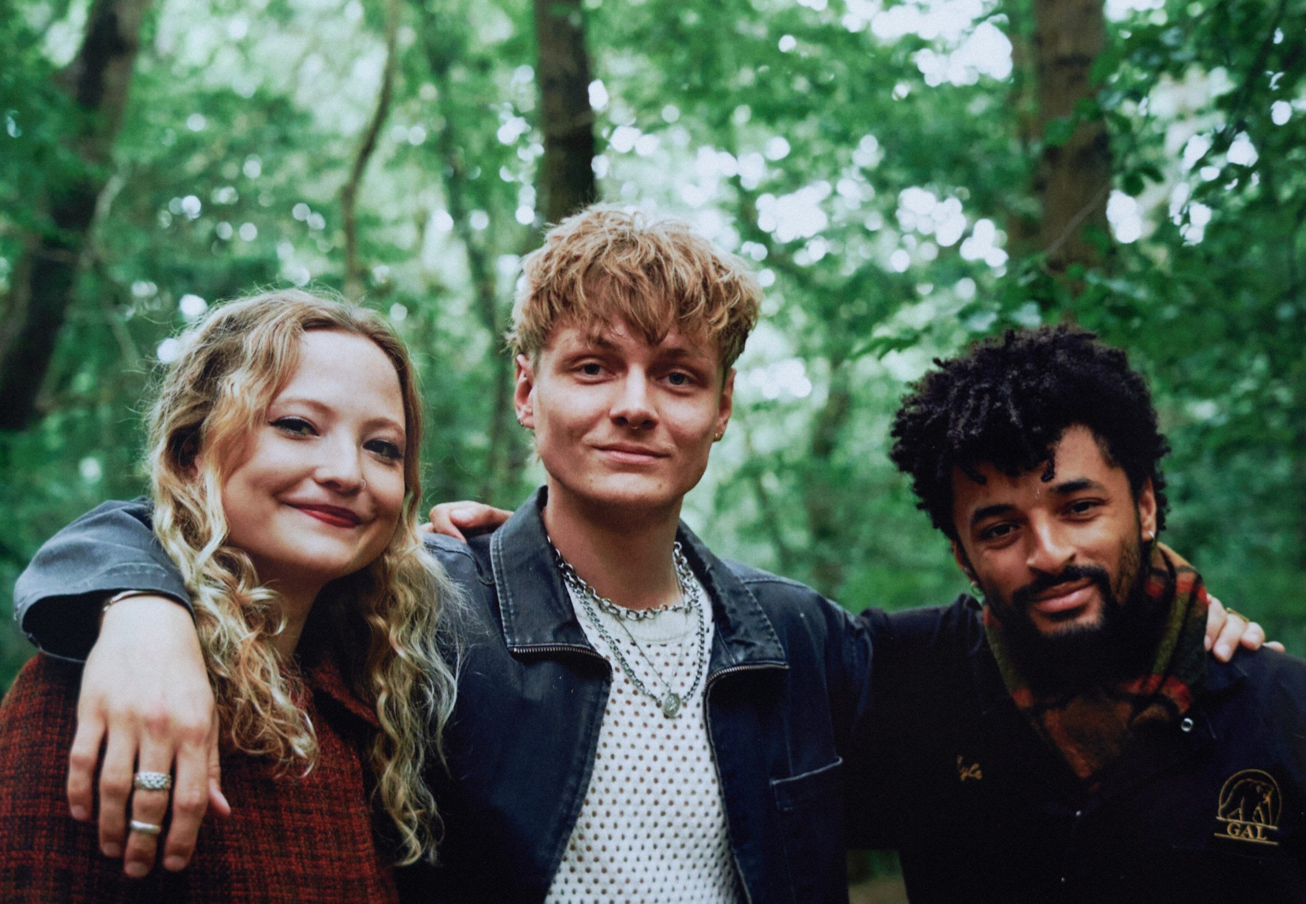 London newcomers Alien Chicks have shared their anxiety-ridden new single 'Curtains Up', from their upcoming debut EP