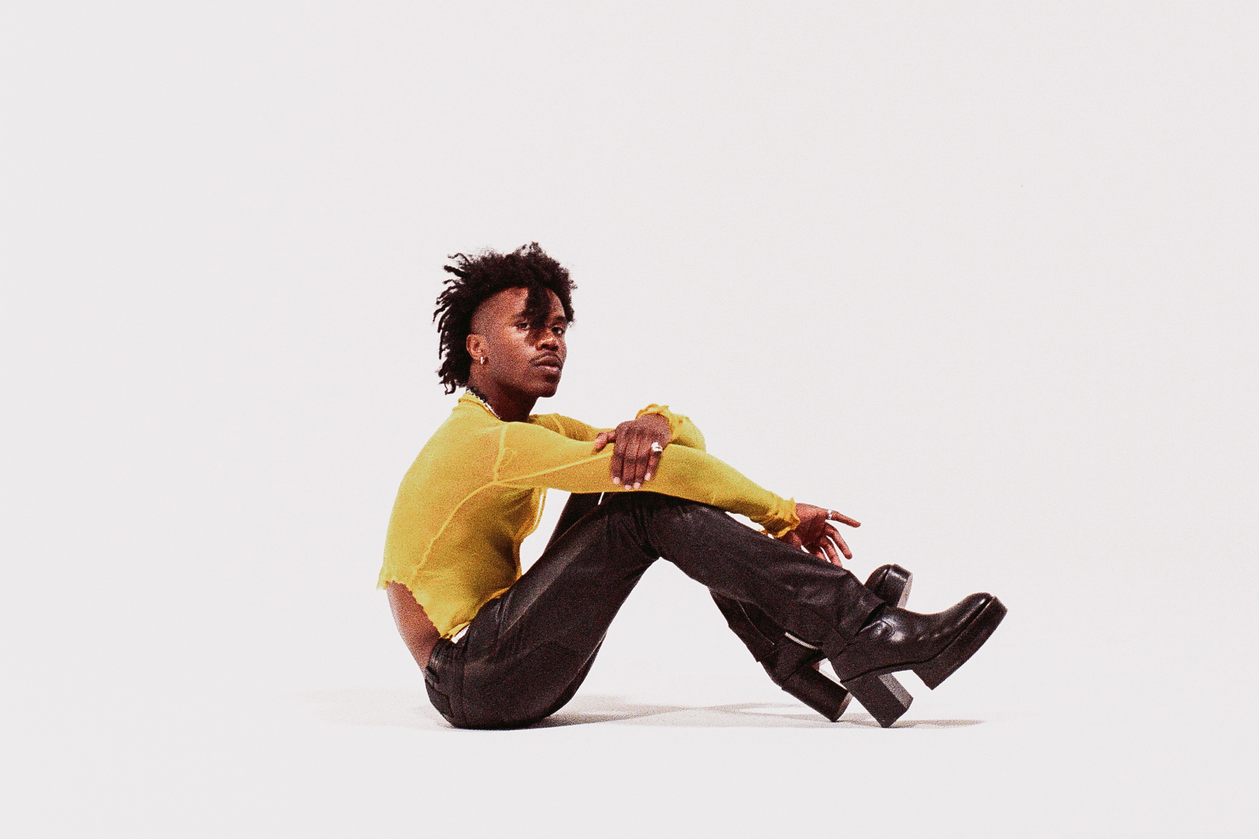 DE'WAYNE has inked a label deal with Fearless Records, and dropped his new single 'synthesizer'