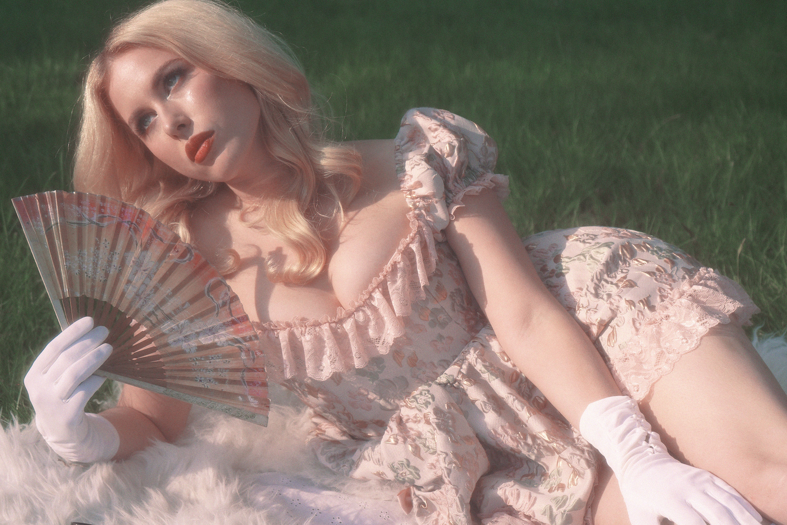 Holly Macve has announced her new album 'Wonderland' with teaser single 'San Fran Honey'