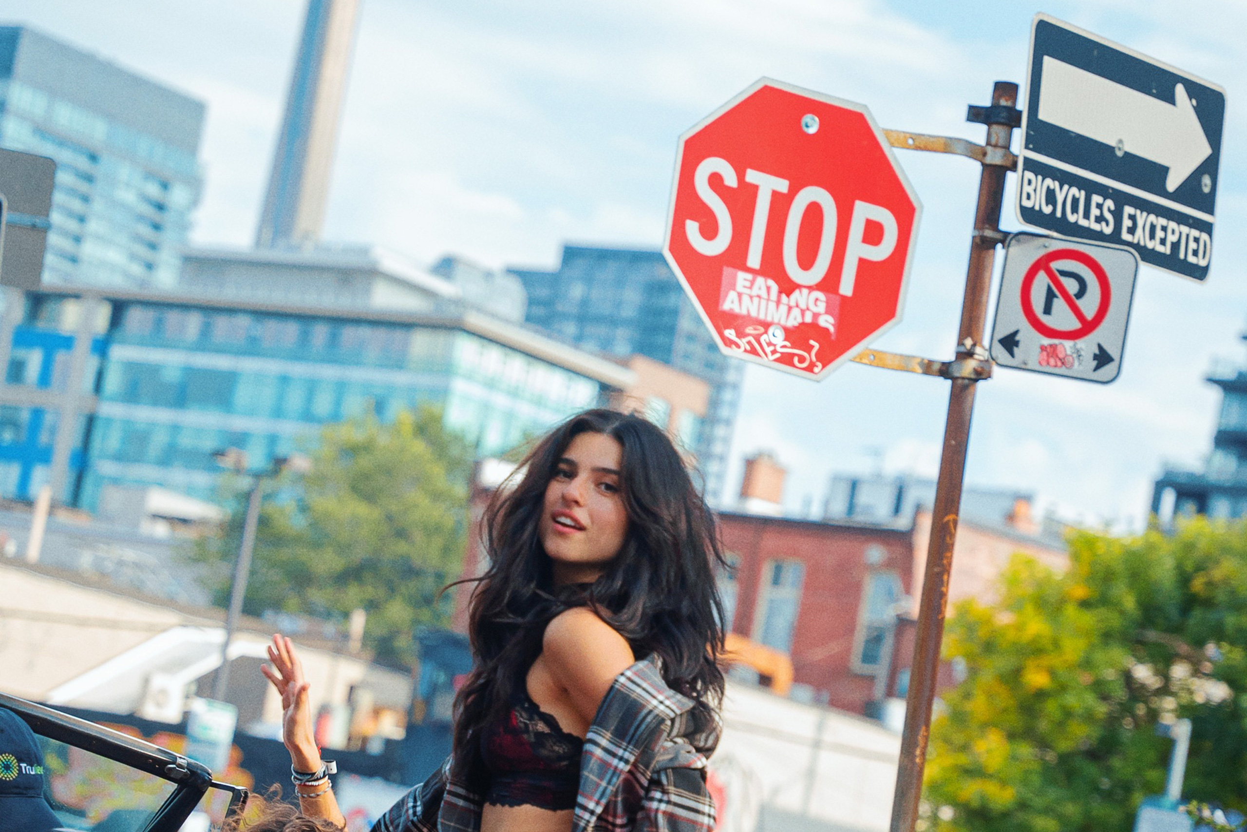 renforshort has unveiled her new single 'on my way!' ahead of her upcoming UK shows