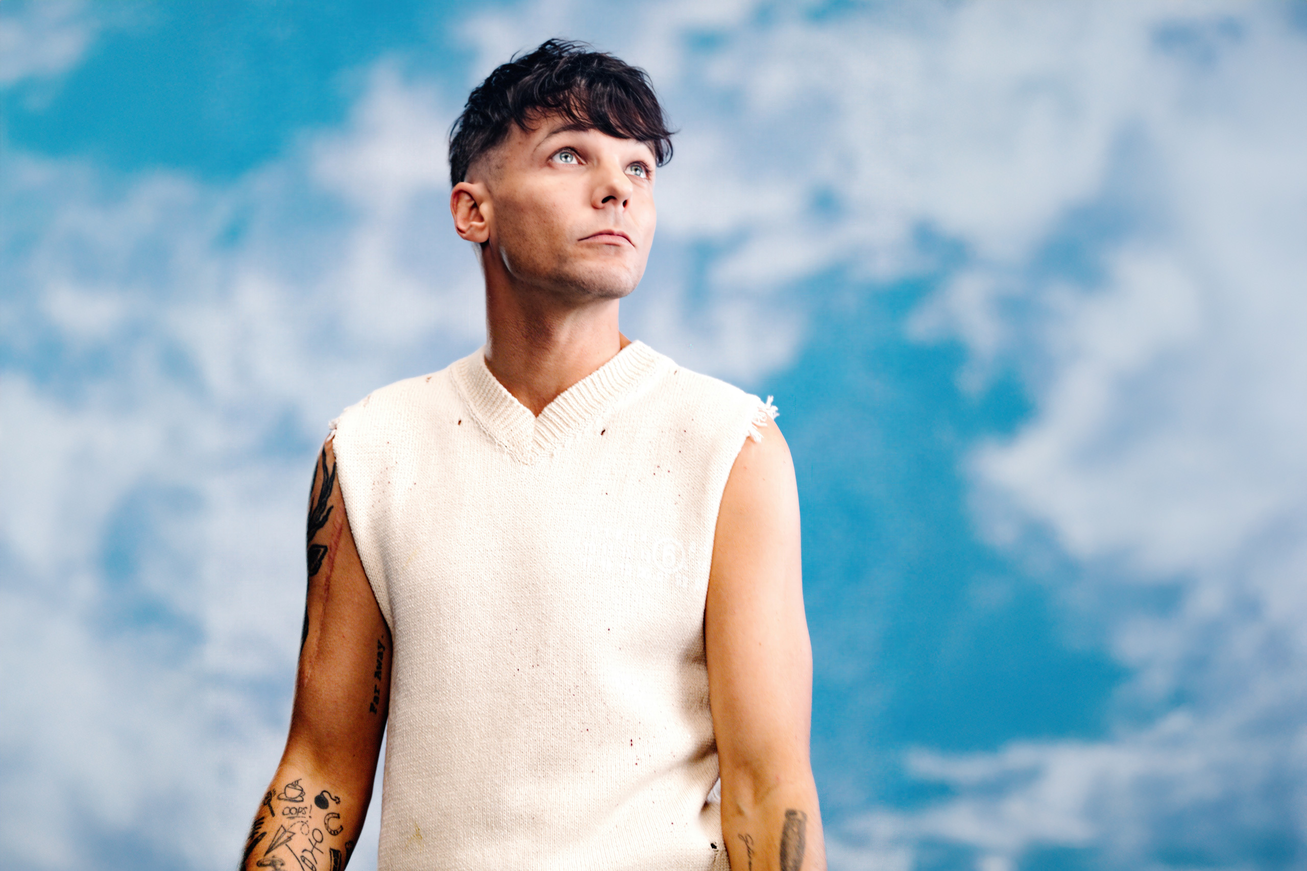 Louis Tomlinson: under blue skies