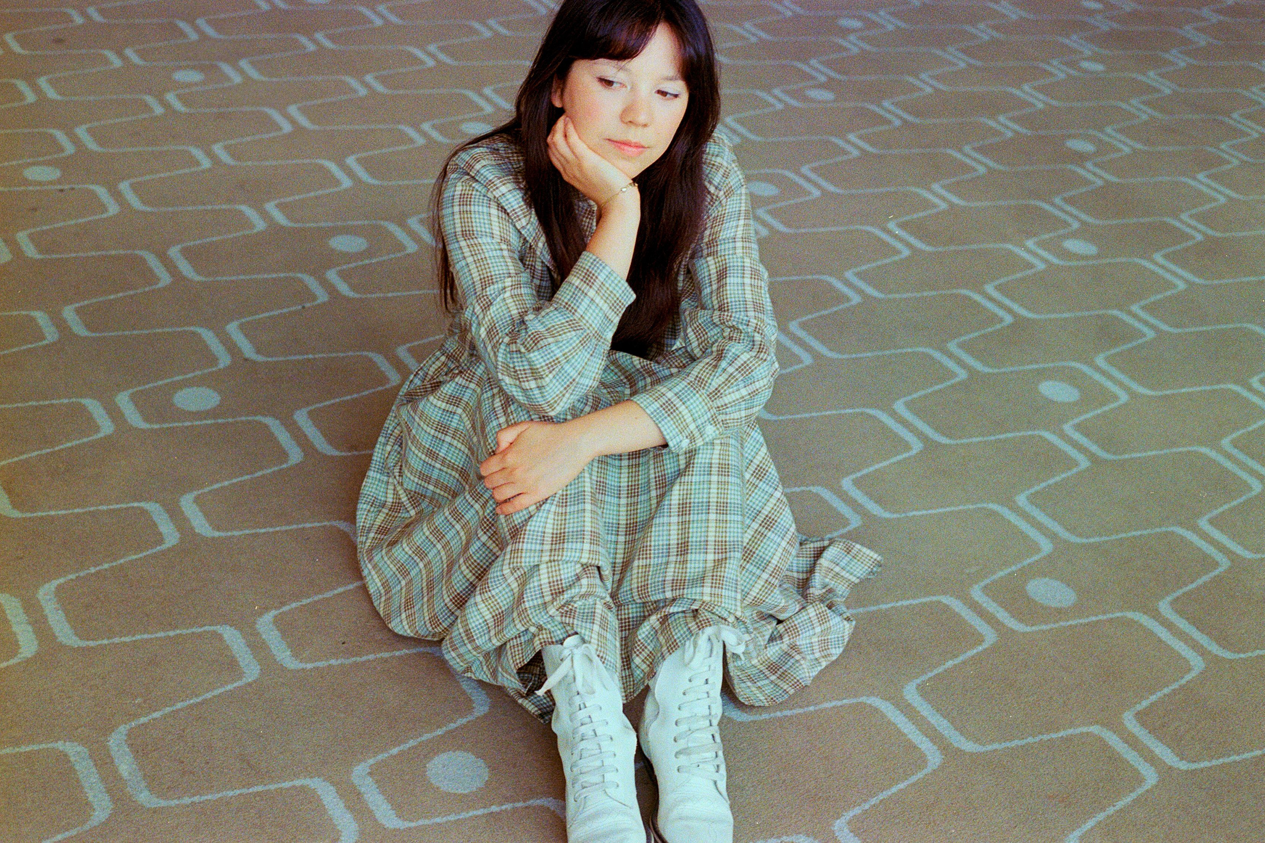 Ninush has announced her debut EP 'The Flowers I See You In' with new single 'I Don't Mind'