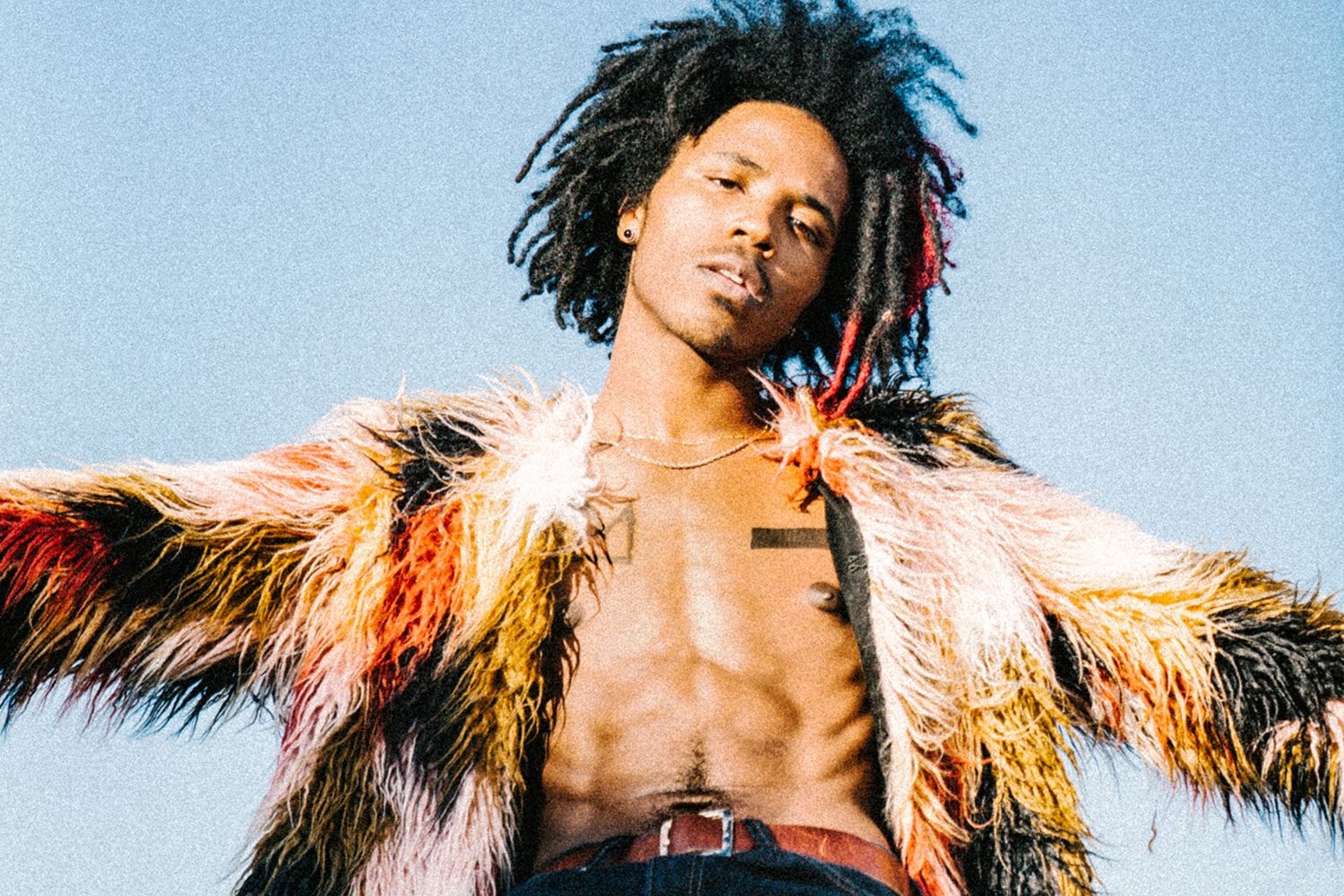 De'Wayne's shared his fab new track, 'Walking To Work'