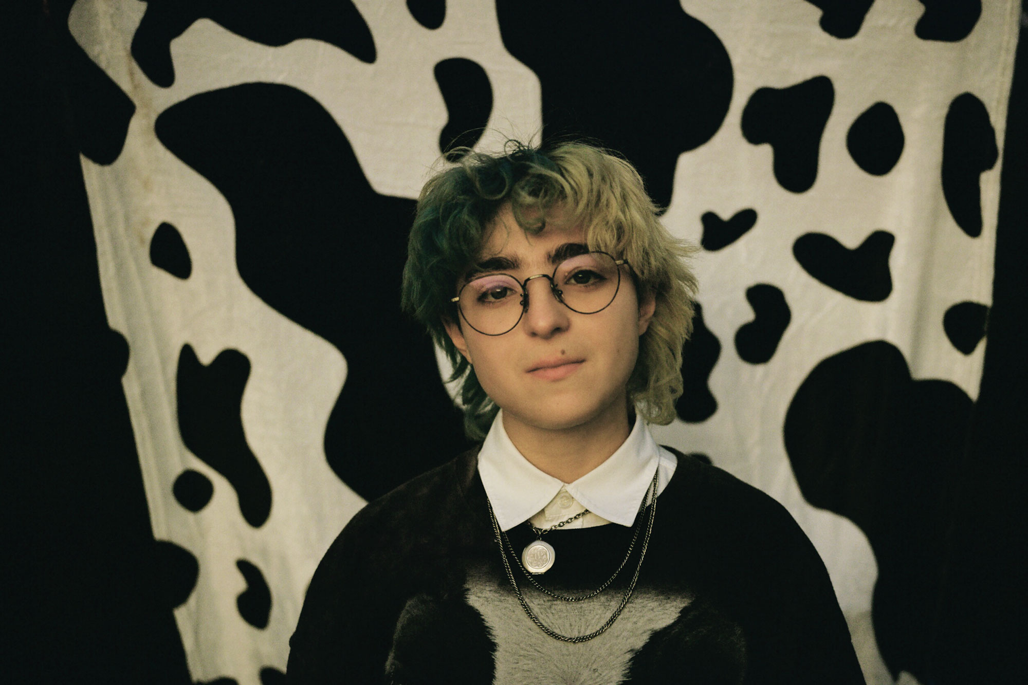 Claud has shared new single 'Cuff Your Jeans', from their upcoming debut album