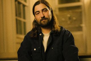 Noah Kahan has unveiled ‘Porch Light’, a new song about family and songwriting