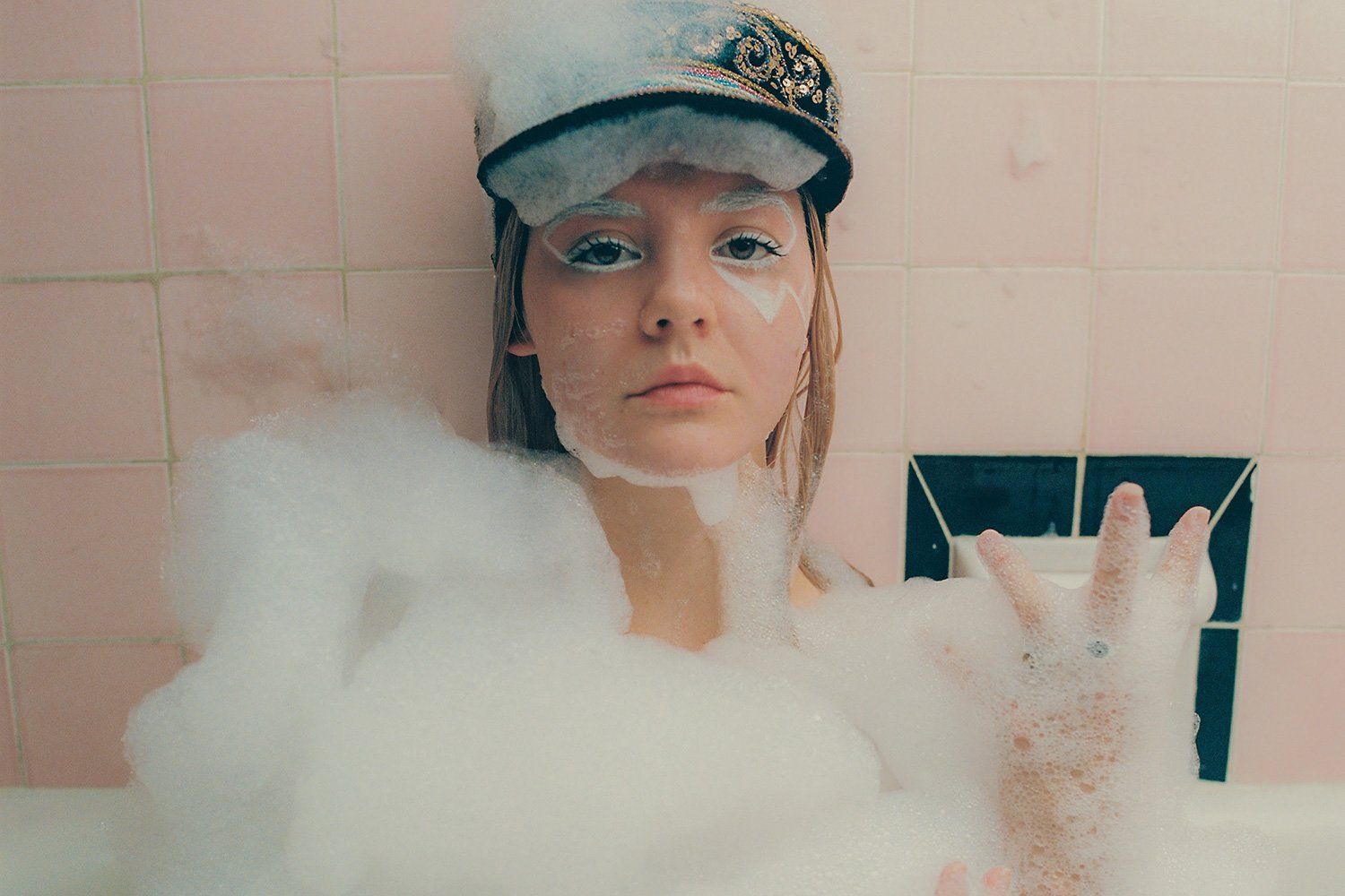 Dora Jar's new song 'Lagoon' is about a lonely mermaid