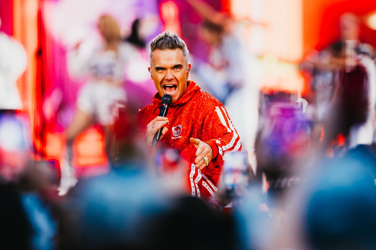 Robbie Williams has released a new video for his single 'All My Life'
